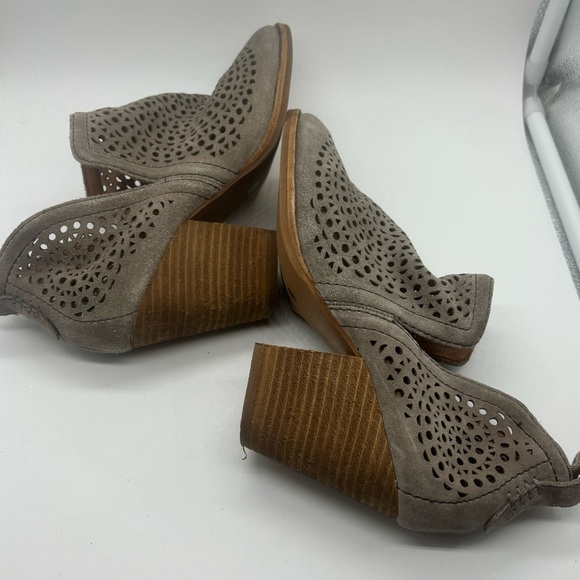 Jeffrey Campbell Rosalee Taupe Beige Perforated High Heel Booties Women 8 EUC - Picture 6 of 11